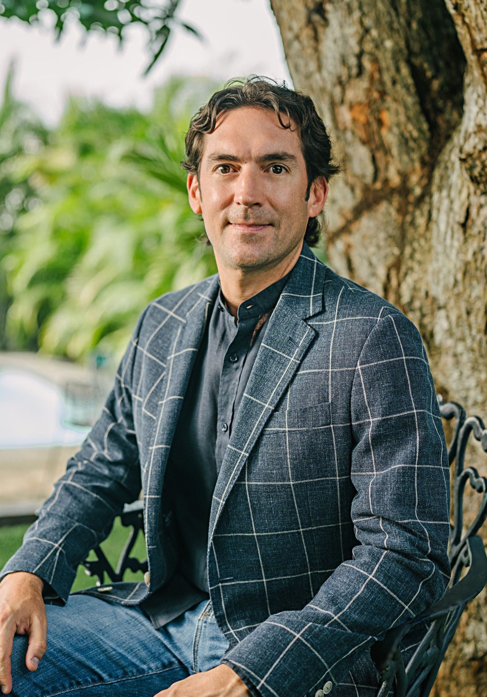 Gabriel Barletta sentado frente a un árbol