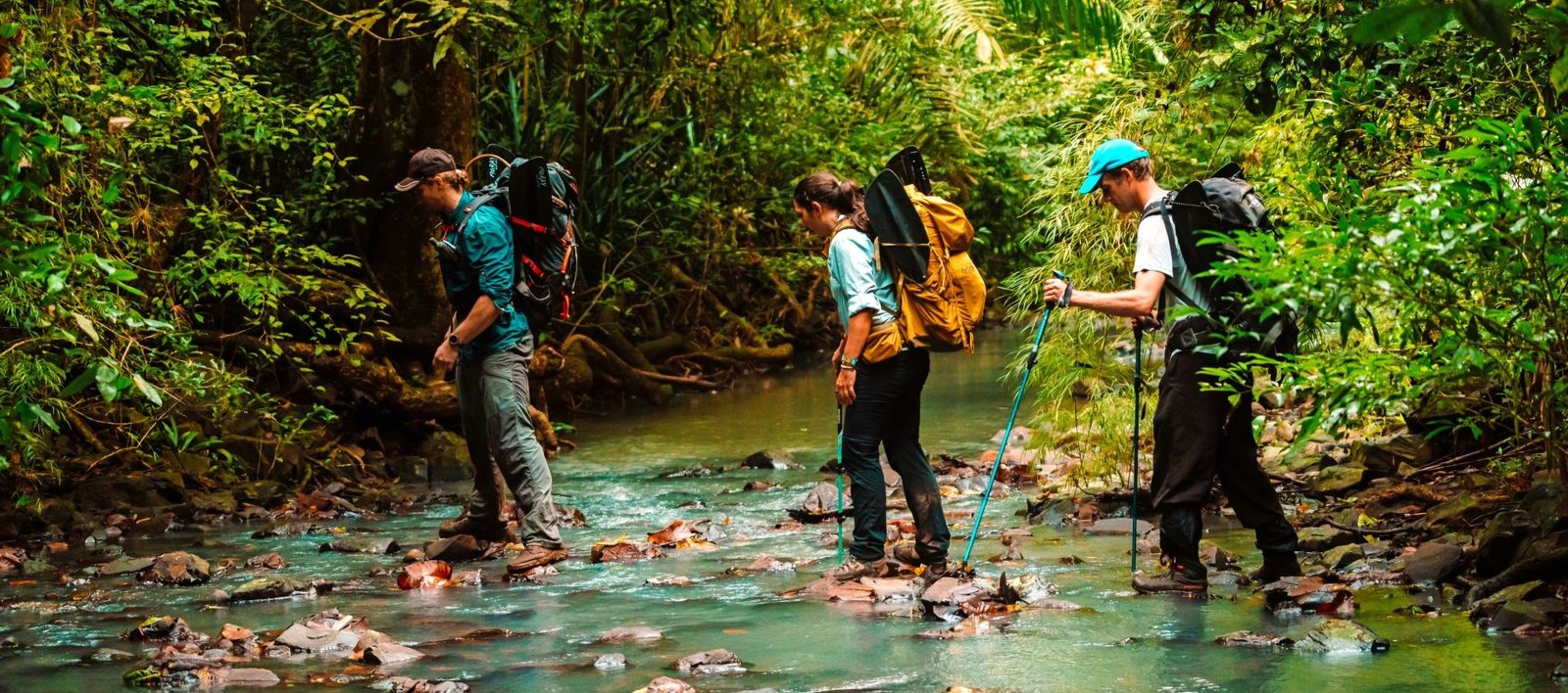 Camino de Cruces, going through the river