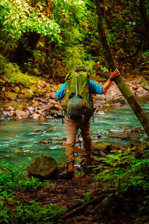 Camino de Cruces, atravesando el río.