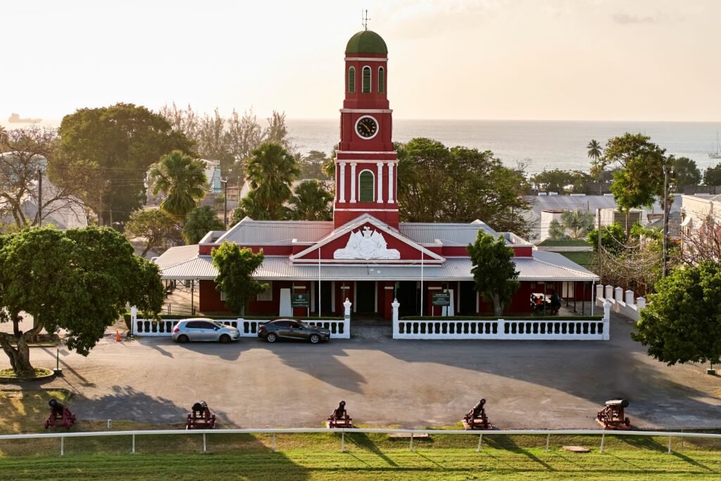 Edificio histórico en Bridgetown, Barbados, que refleja la herencia cultural y colonial de la isla caribeña.