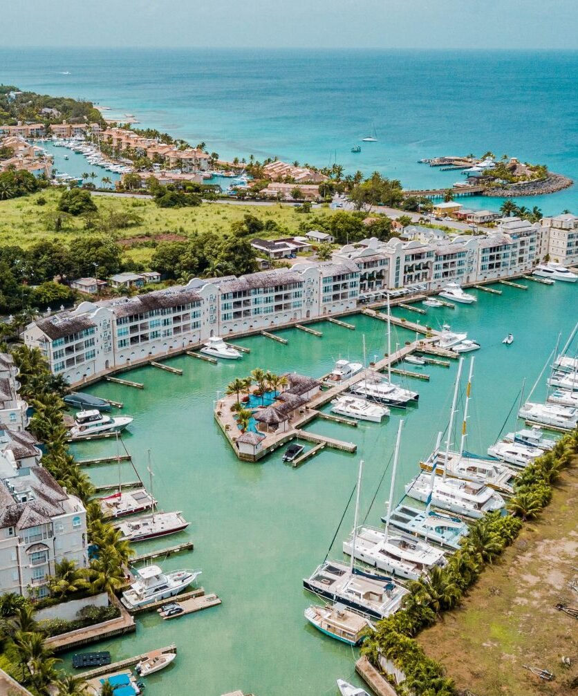 Vista aérea de la marina y complejos hoteleros en Barbados, donde nuevas aperturas en 2025 y 2026 amplían la oferta de lujo en el Caribe.