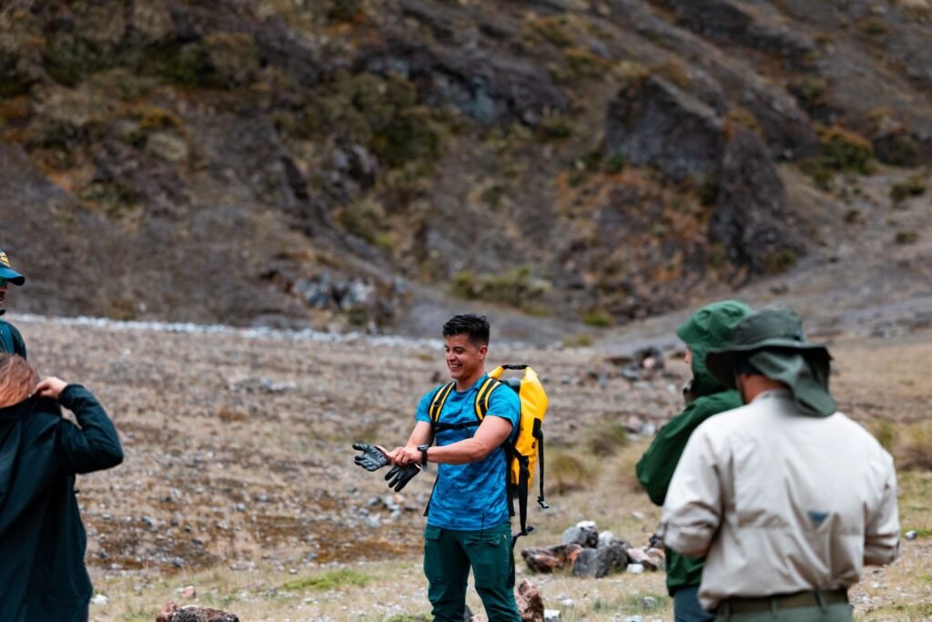 Excursionistas iniciando el descenso del Volcán Barú por Boquete, tras haber subido por la ruta de Volcán en Chiriquí, Panamá.