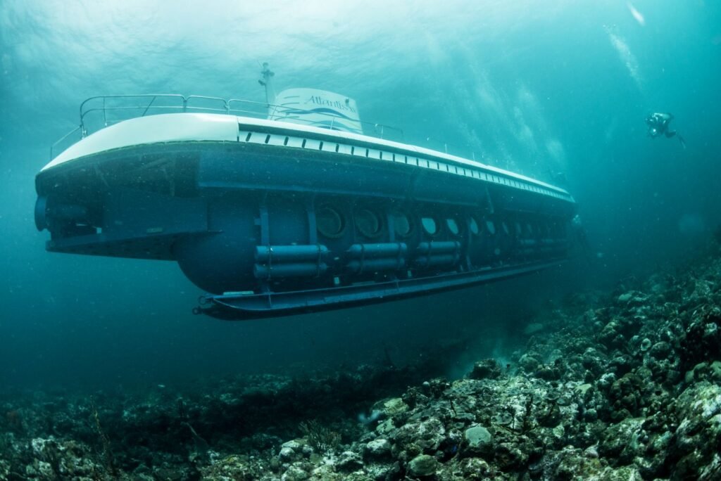 Submarino Atlantis explorando el fondo marino de Barbados, una de las experiencias de aventura más populares en el Caribe.