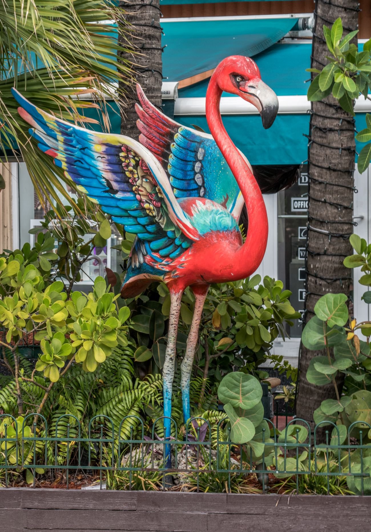 Escultura de flamenco colorido en North Beach, Miami Beach, símbolo del estilo tropical y el legado Art Déco.