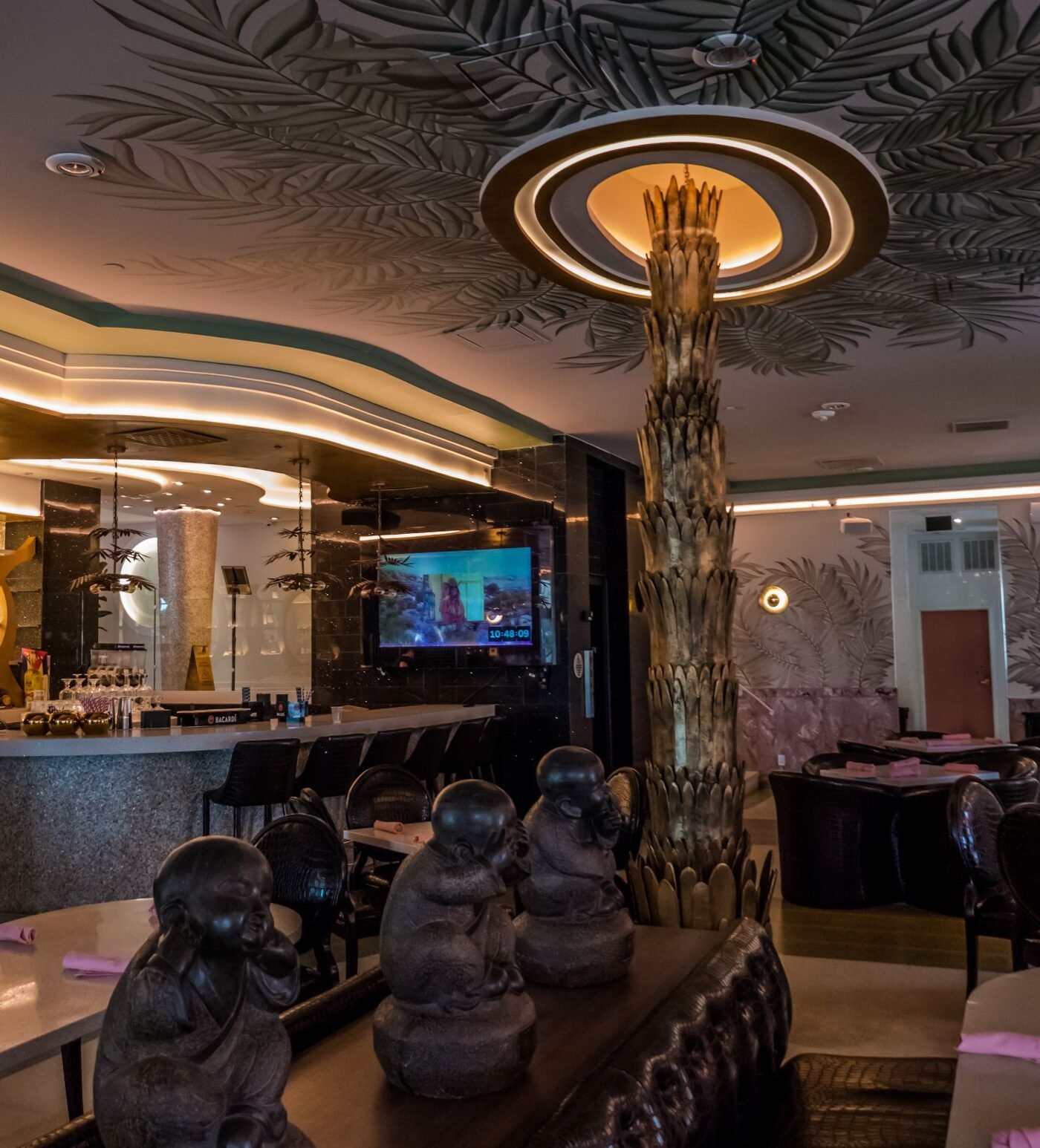 Interior Art Déco en Miami Beach con motivos tropicales y diseño geométrico inspirado en los años treinta.