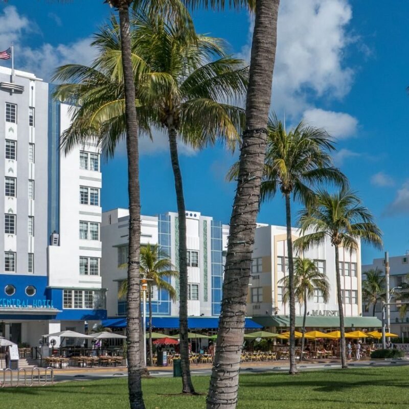 Fachadas Art Déco en Ocean Drive, Miami Beach, con palmeras y hoteles emblemáticos como parte del distrito histórico.