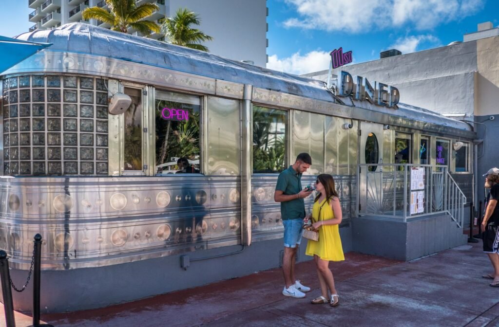 Diner estilo Art Déco en Ocean Drive, Miami Beach, con fachada cromada y ambiente retro.