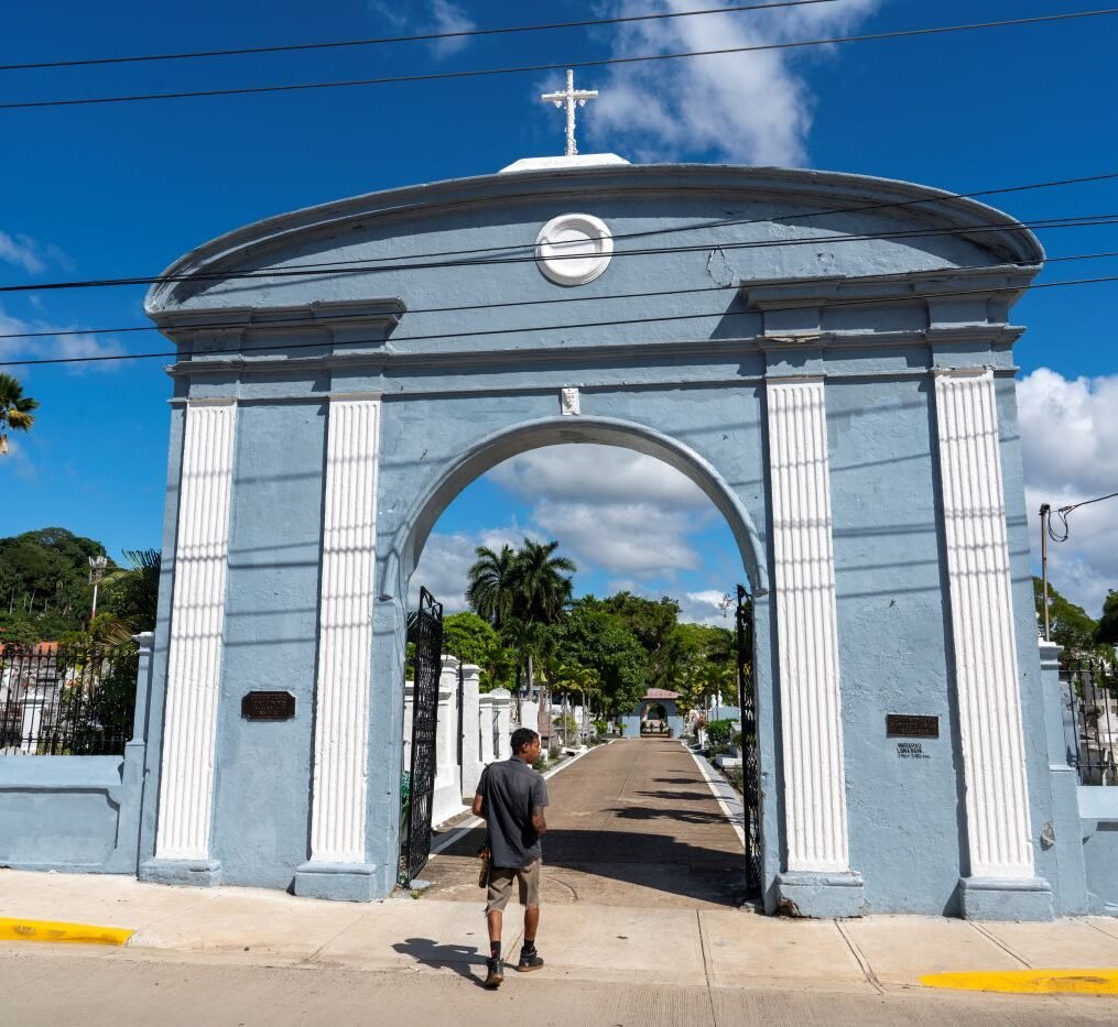 Entrada principal al Cementerio de Amador en El Chorrillo, Ciudad de Panamá, epicentro de las rutas de necroturismo.