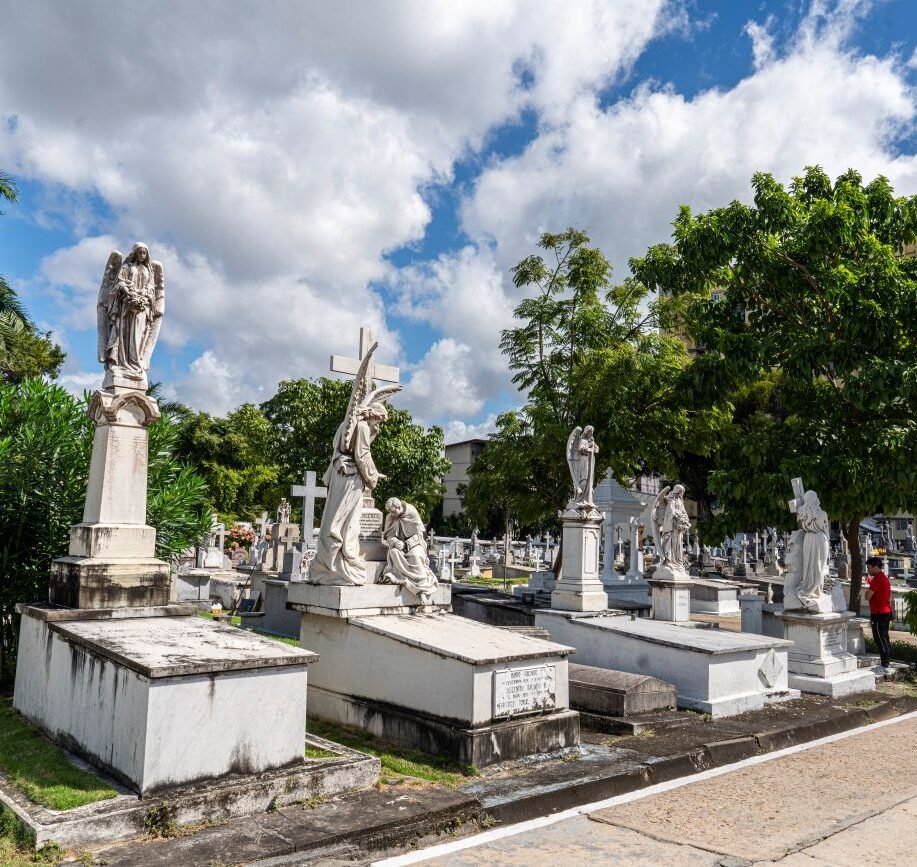 Antiguo cementerio judío en el complejo de Amador, El Chorrillo, con tumbas de mármol e inscripciones en hebreo del siglo XIX.
