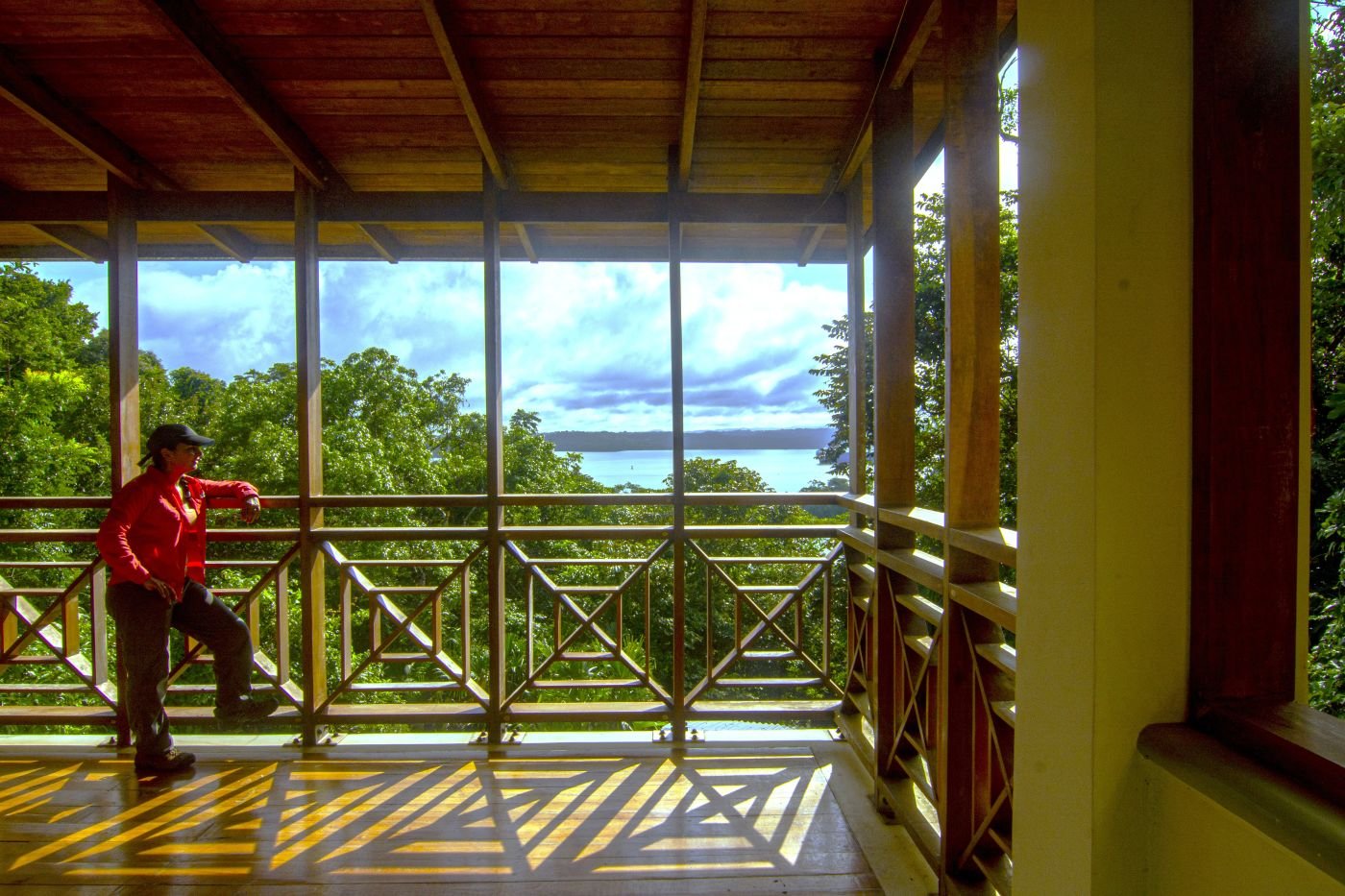 Visitante observa la selva tropical y el lago Gatún desde el observatorio del Instituto Smithsonian en Barro Colorado, Panamá.