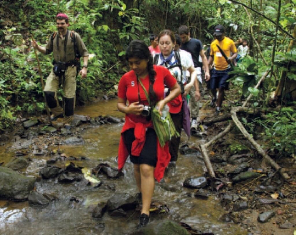 Jane Goodall-en el bosque caminata