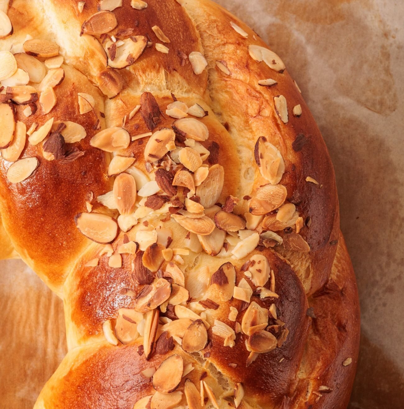 Rosca navideña artesanal decorada con almendras tostadas, típica de las celebraciones de fin de año en Panamá.
