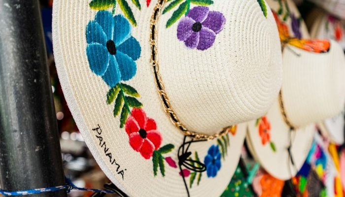 Sombreros panameños bordados con flores de colores, artesanía tradicional que refleja la cultura y el arte local de Panamá.