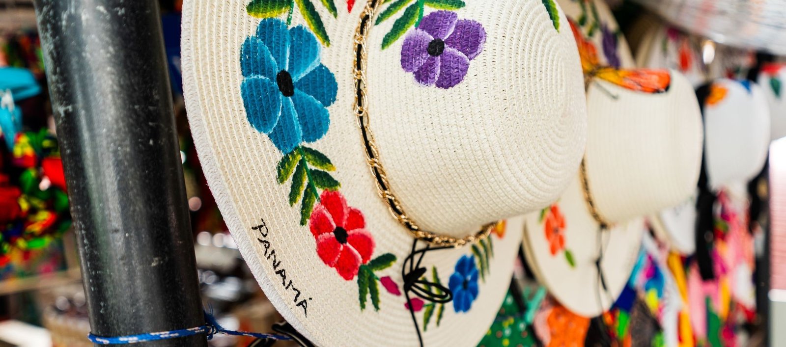 Sombreros panameños bordados con flores de colores, artesanía tradicional que refleja la cultura y el arte local de Panamá.
