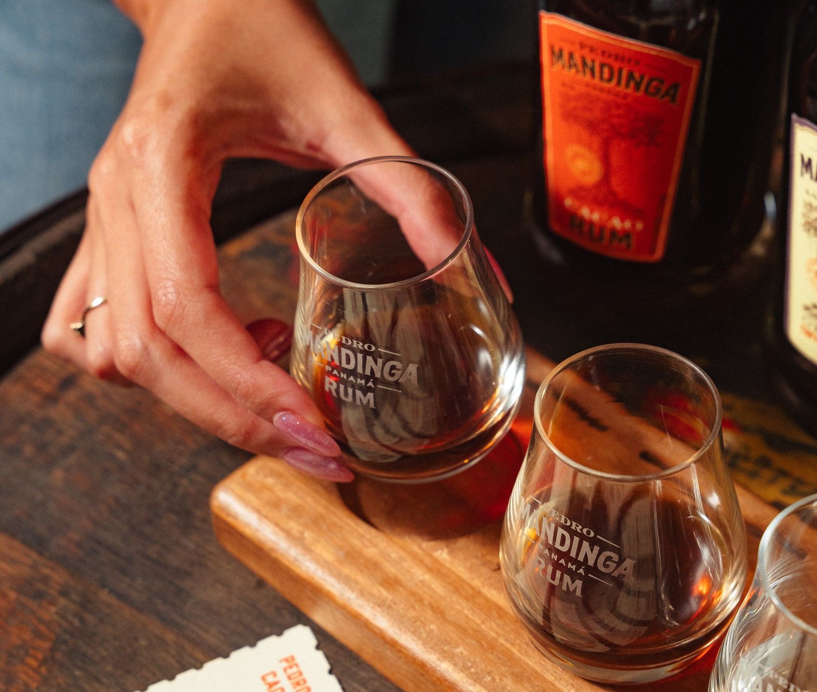 Cata de ron Pedro Mandinga, un ron artesanal panameño elaborado con raspadura y producido localmente.