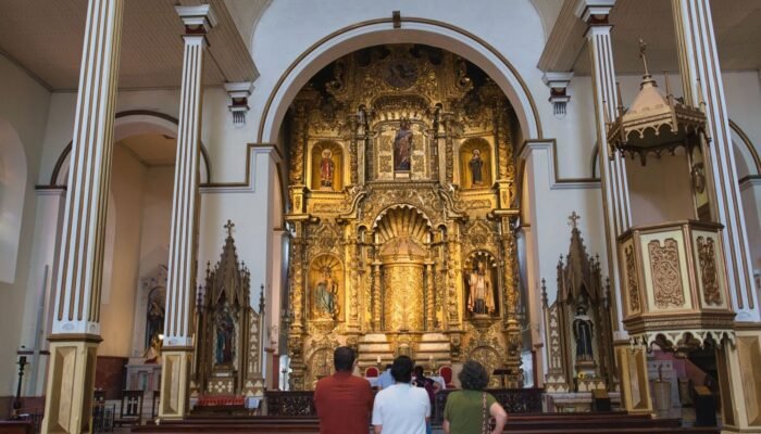 Interior de la Iglesia de San José en el Casco Antiguo de Panamá, con su famoso altar dorado tallado en madera.