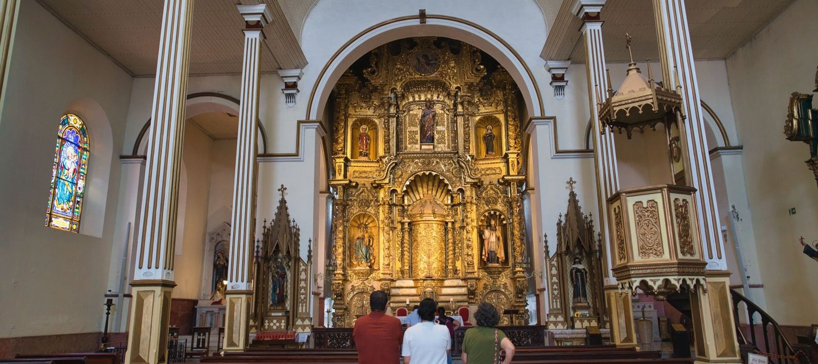 Interior de la Iglesia de San José en el Casco Antiguo de Panamá, con su famoso altar dorado tallado en madera.