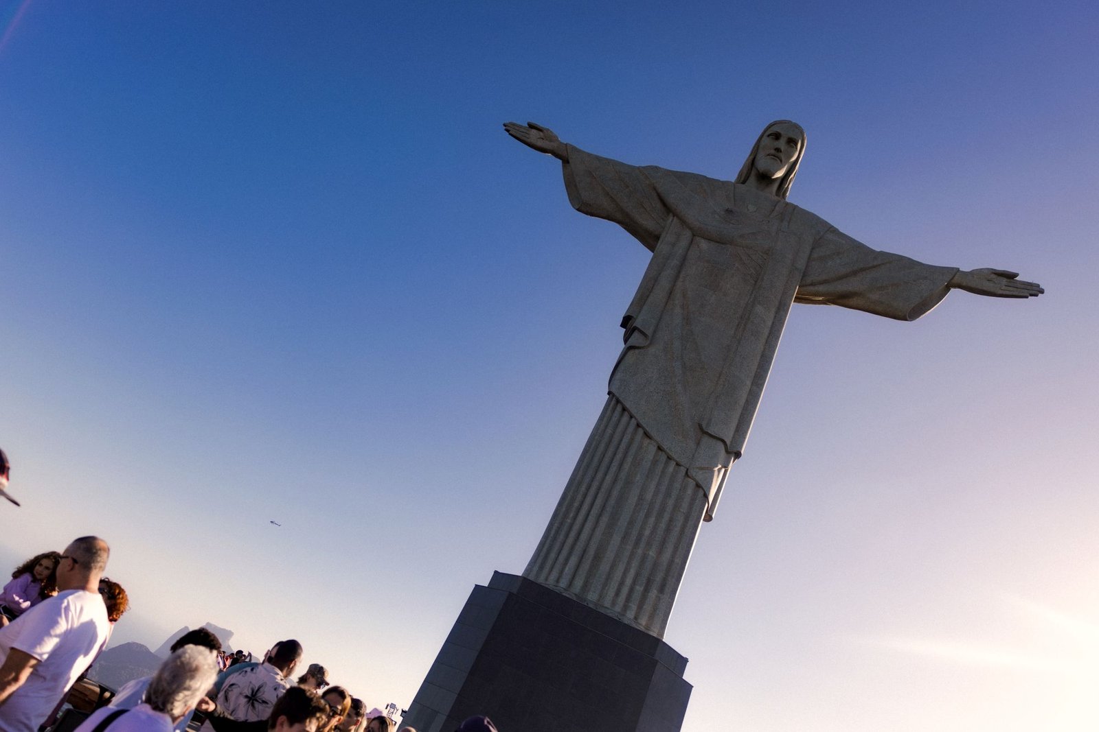 Cristo Redentor en Río de Janeiro bajo el cielo despejado, símbolo icónico de la ciudad que une lo sagrado con lo bohemio.