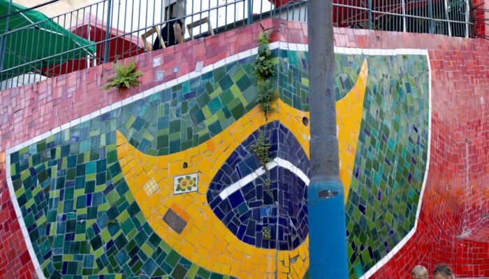 Detalle colorido de la Escadaria Selarón en Río de Janeiro, con mosaicos de cerámica y ambiente bohemio típico de la ciudad.
