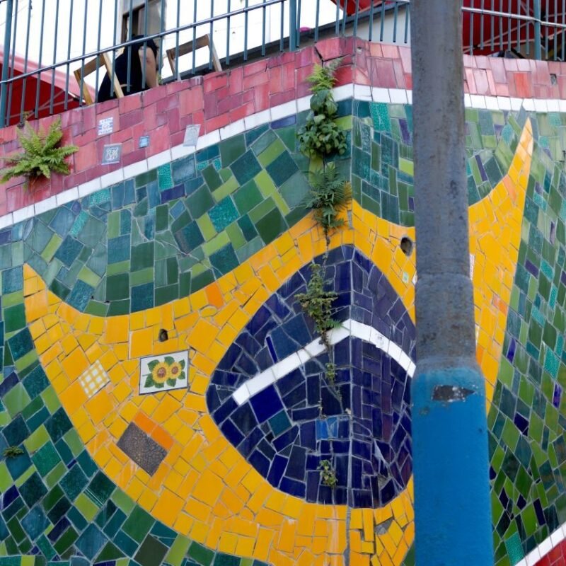 Detalle colorido de la Escadaria Selarón en Río de Janeiro, con mosaicos de cerámica y ambiente bohemio típico de la ciudad.