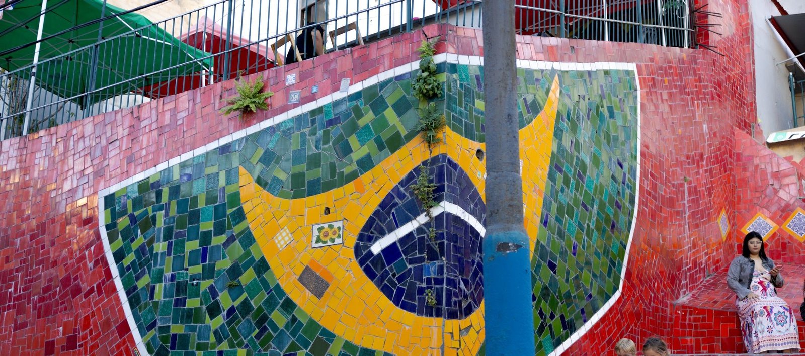Detalle colorido de la Escadaria Selarón en Río de Janeiro, con mosaicos de cerámica y ambiente bohemio típico de la ciudad.