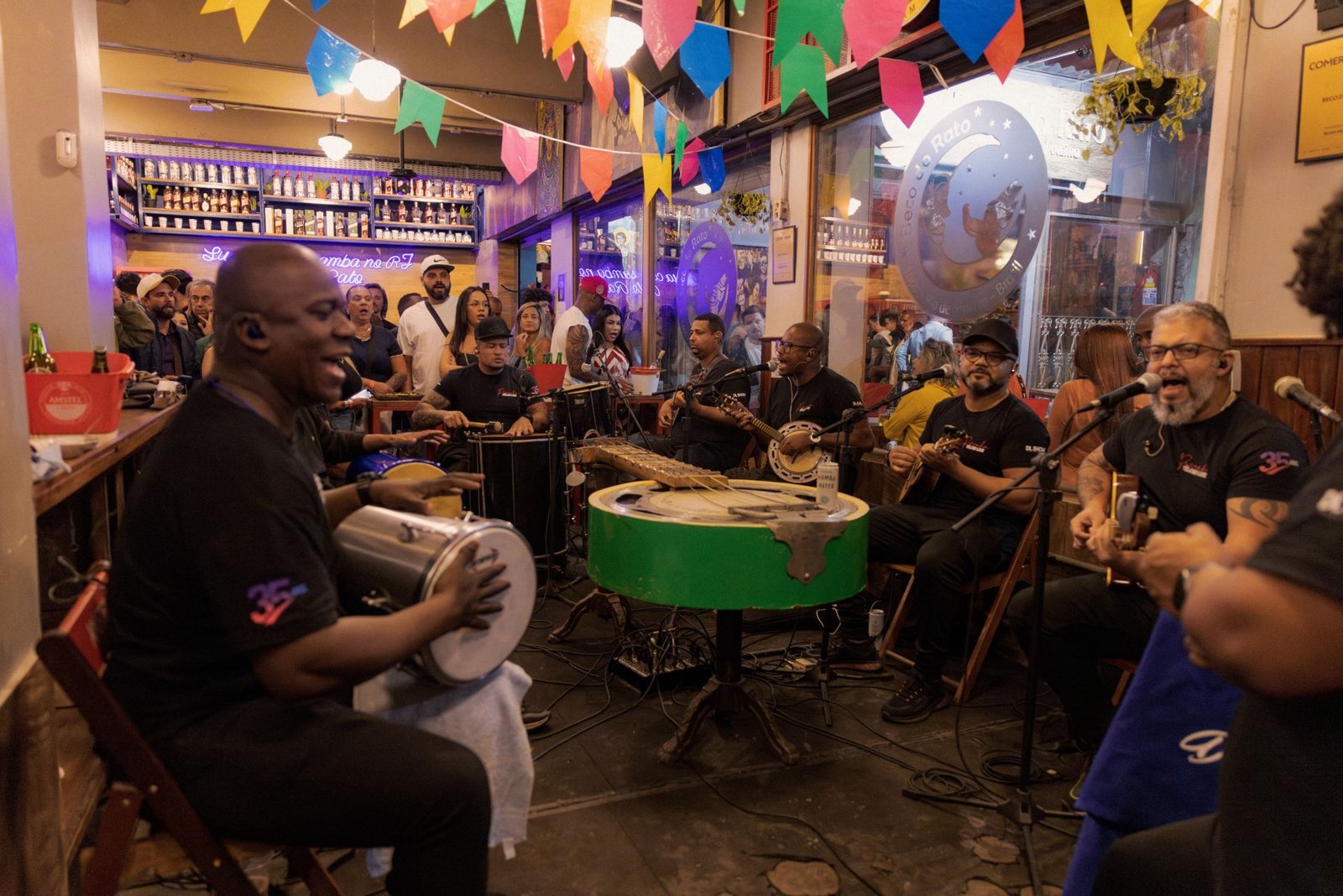 Rueda de samba en Beco do Rato, en el barrio de Lapa, uno de los espacios más emblemáticos para vivir la música carioca en Río de Janeiro.