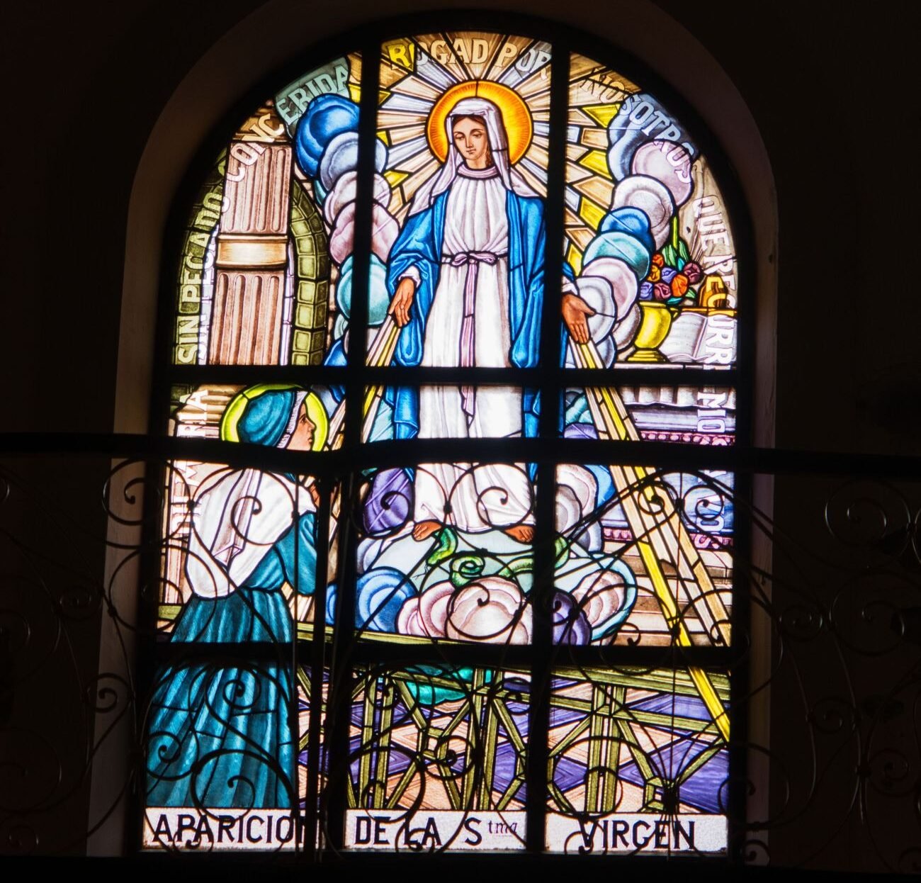 Vitral con la representación de la Virgen María en el Oratorio San Felipe de Neri, en el Casco Antiguo de Panamá.
