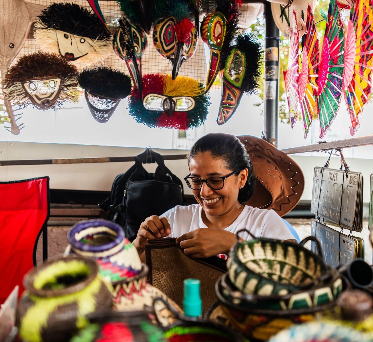 Artesana panameña trabajando en piezas hechas a mano en el Paseo Esteban Huertas, Casco Antiguo de Panamá.