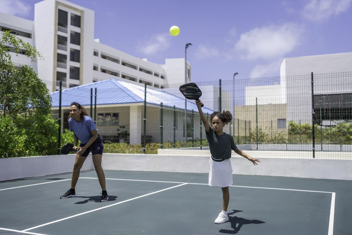 Familia jugando pickleball en Dreams Cap Cana