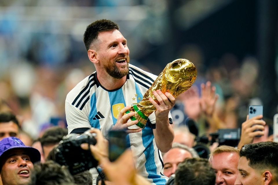 Lionel Messi de Argentina levanta el trofeo tras ganar la Copa Mundial de la FIFA Qatar 2022.