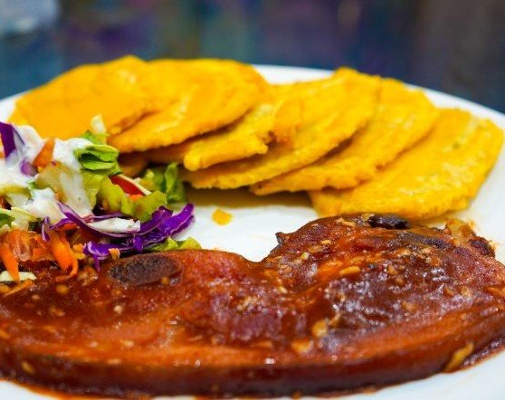 El bistec de hígado es un clásico en el desayuno colonense, ofrecido en el menú de la Refresquería Eugenio.