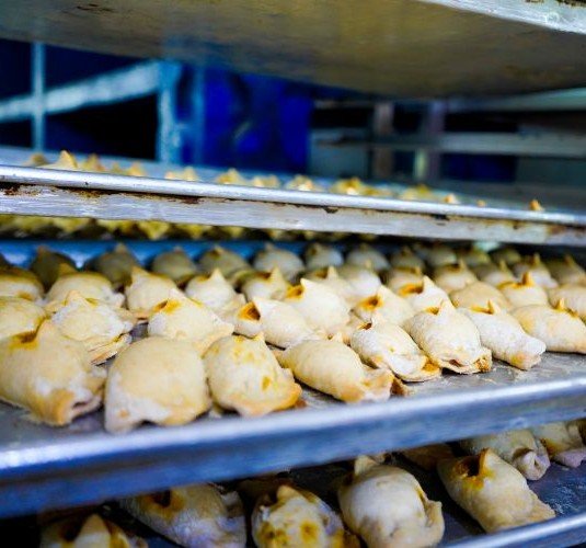 La Panadería Colón es famosa por sus empanadas, sobre todo las rellenas de plátano ( patties)