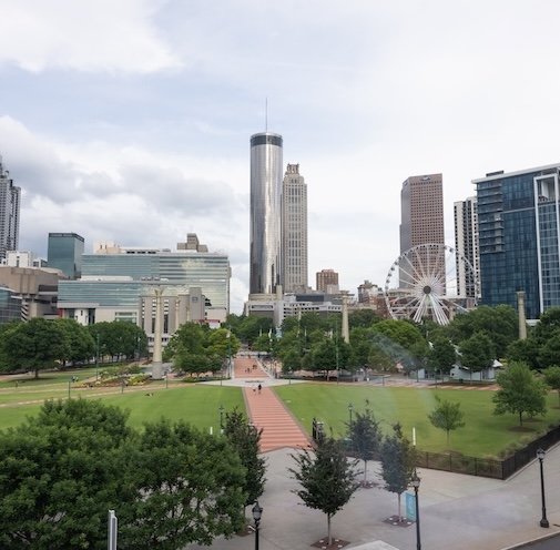 Vistas del Centennial Olympic Park y el horizonte de Atlanta.