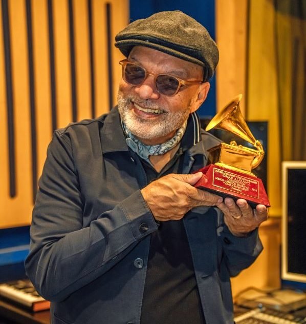 Omar Alfanno con Grammy.