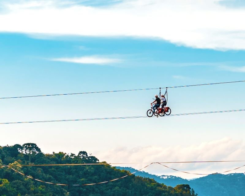 Bicicleta sobre tirolesa en Urubici.