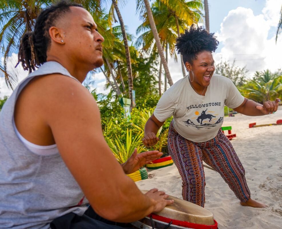 Alondra y Jean C. enseñando taller de Bomba en Loíza.
