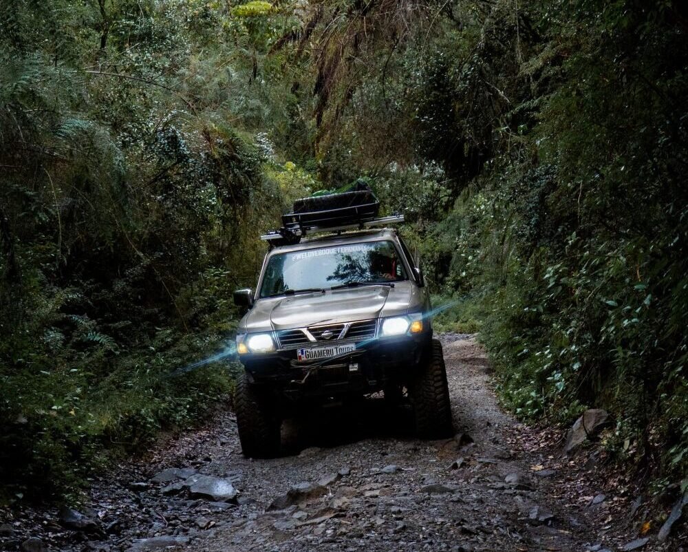 Vehículo 4x4 avanzando por el sendero de Los Llanos hacia la cima del Volcán Barú en Chiriquí, Panamá, rodeado de bosques y ecosistemas únicos.