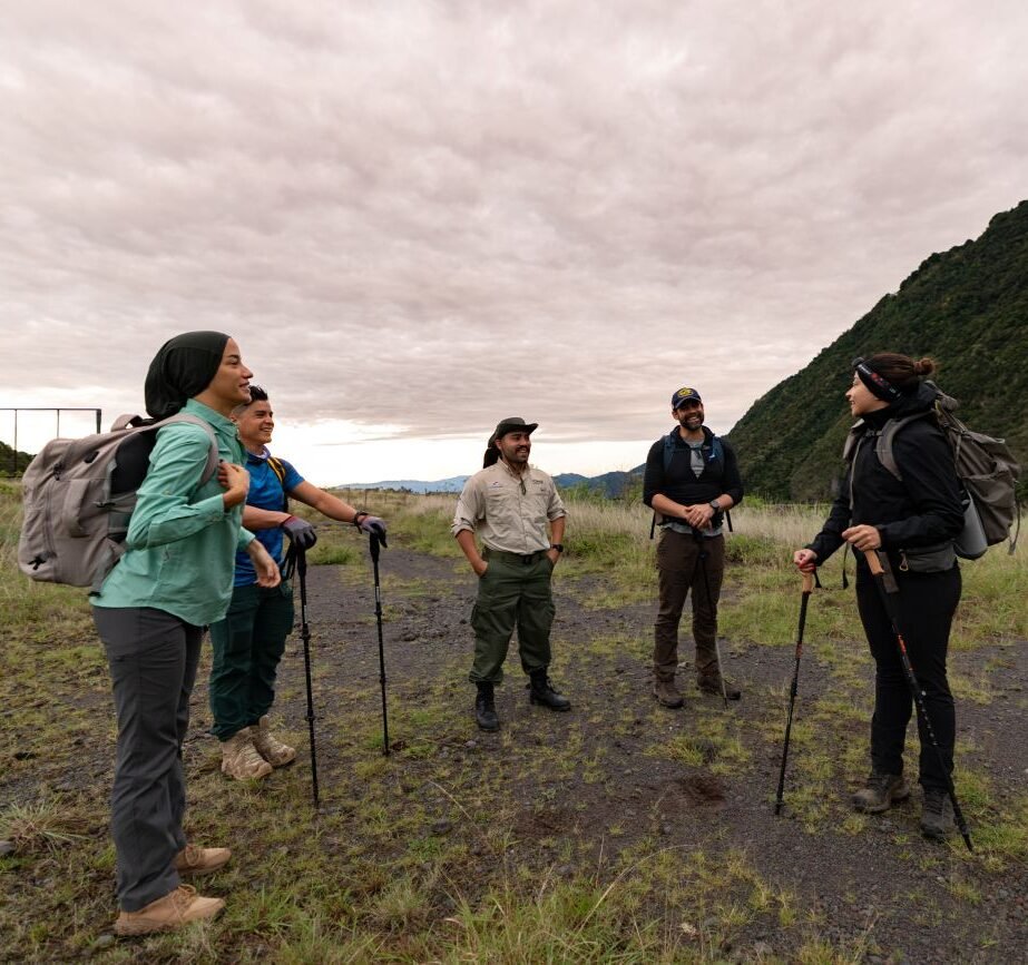 Grupo de excursionistas preparando la subida al Volcán Barú en Panamá, conectando antes de iniciar la caminata.