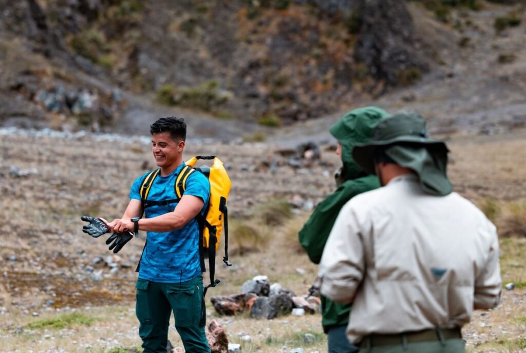 Excursionistas iniciando el descenso del Volcán Barú por Boquete, tras haber subido por la ruta de Volcán en Chiriquí, Panamá.
