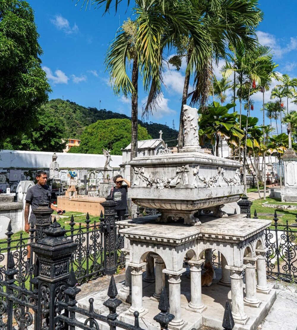 Escultura funeraria en el Cementerio Herrera, Ciudad de Panamá, donde descansan próceres y figuras históricas del país.