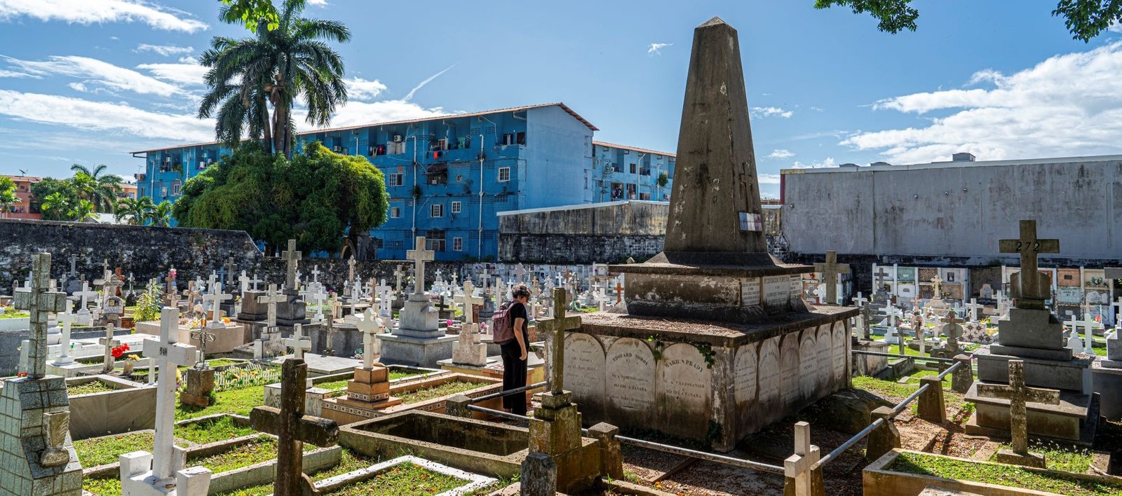 Vista del Cementerio de los Extranjeros en El Chorrillo, Panamá, un lugar cargado de memoria histórica y cultural.