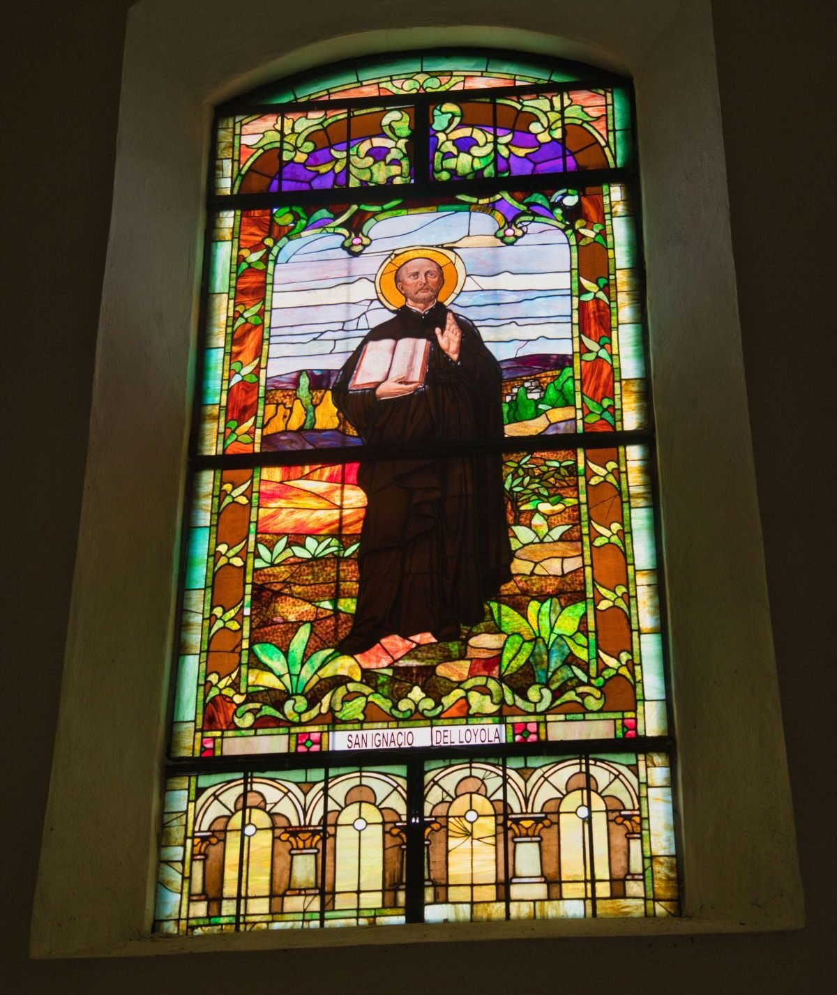 Vitral de San Ignacio de Loyola en la Catedral Basílica Santa María la Antigua en Panamá.
