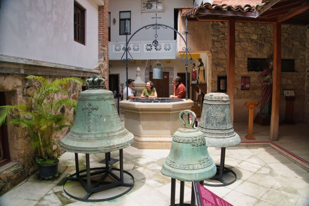 Patio interior con campanas antiguas en la Iglesia Nuestra Señora de la Merced en el Casco Antiguo de Panamá.