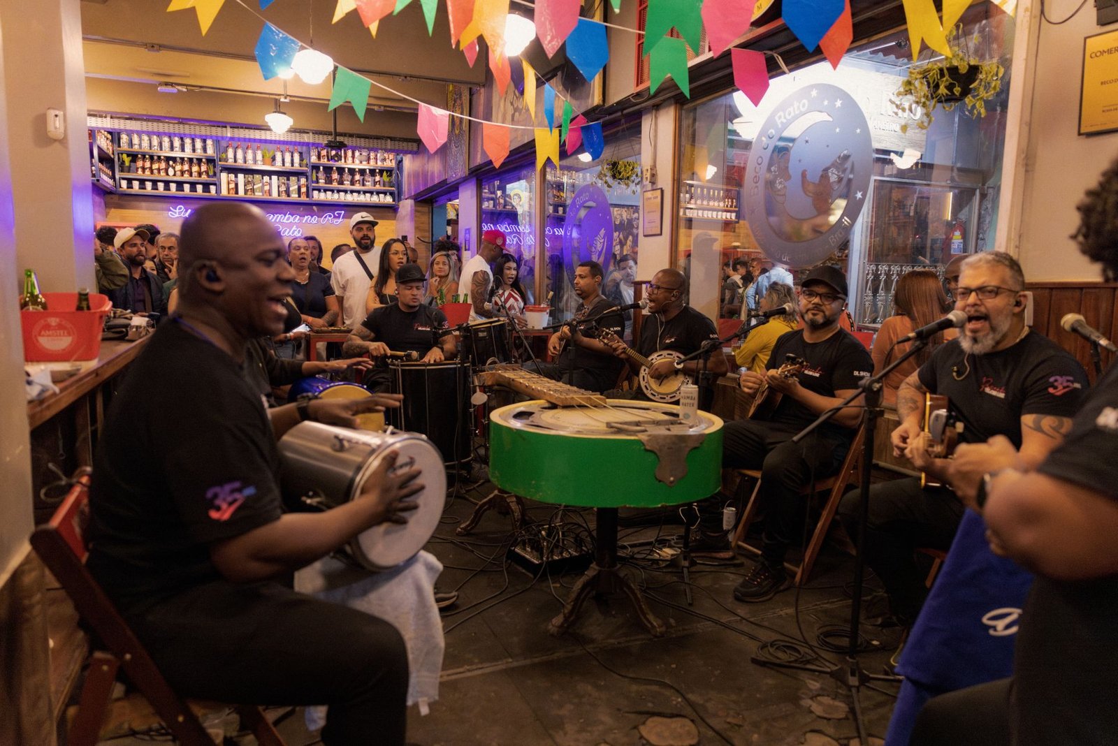 Samba circle in Beco do Rato, in the Lapa neighborhood, one of the most emblematic spaces to experience Carioca music in Rio de Janeiro.
