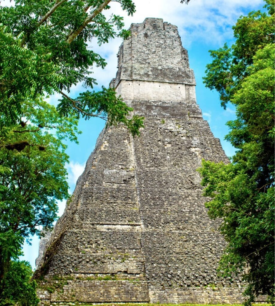 Tikal and Yaxhá. Testimonies of a Lost World