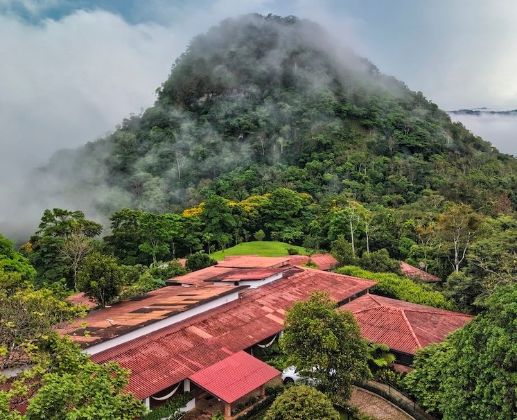 El legendario Cerro La Vieja, tanto como la niebla que cubre y descubre, constituyen el eje de todo el circuito por Chiguirí Arriba.